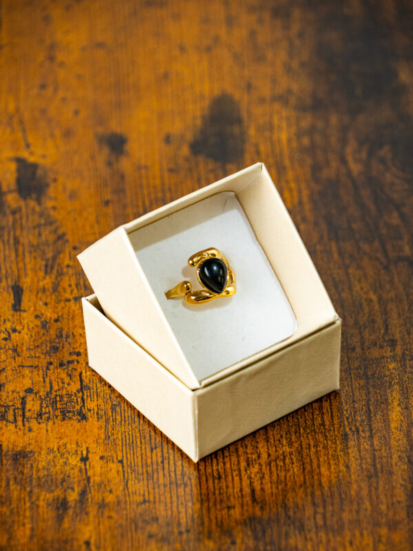 Anello gold con pietra nera goccia