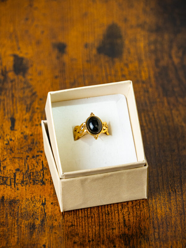 Anello gold decorato con pietra nera centrale