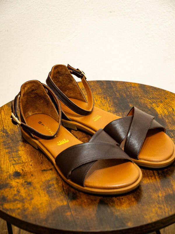 Sandalo Flat in Vera Pelle Marrone con Cinturino alla Caviglia