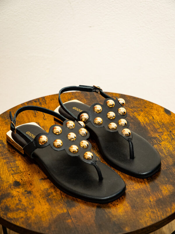 Sandalo Infradito in Vera Pelle Nera con Borchie Gold