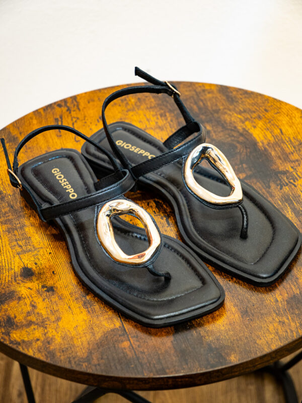 Sandalo Infradito Flat in Vera Pelle Nera con Maxi Fibbia